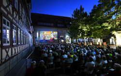 Voller Spitalhof zum Open-Air-Kino-Auftakt 2024: Die Abonnenten hatten sich als Wunschfilm für »Es sind die kleinen Dinge« entsc