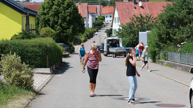 Anwohner verlassen ihre Häuser und begeben sich in die Greifensteinhalle.