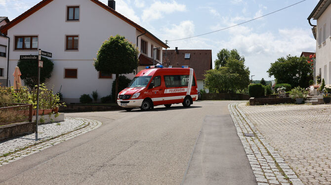 Die Feuerwehr bittet Anwohner, ihre Häuser zu verlassen.