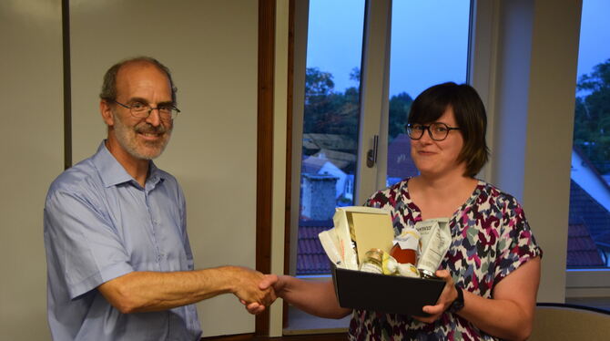 Kämmerin Heidi Hahn wurde von Bürgermeister Dr. Jürgen Soltau mit einem Geschenkkorb verabschiedet.