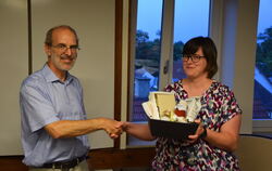 Kämmerin Heidi Hahn wurde von Bürgermeister Dr. Jürgen Soltau mit einem Geschenkkorb verabschiedet.