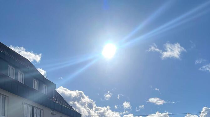 Die Sonne steht über dem Kusterdinger Rathaus. Der Sitzungssaal ist im Dachgeschoss beheimatet.