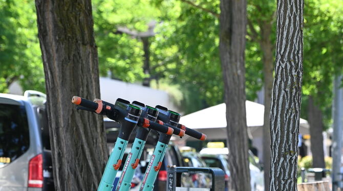 E-Scooter So hätten es alle gerne: Diese korrekt abgestellten Miet-E-Scooter stören im Reutlinger Bahnhofsviertel niemanden.