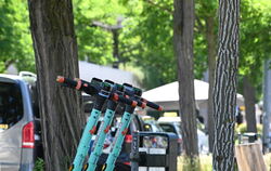 So hätten es alle gerne: Diese korrekt abgestellten Miet-E-Scooter stören im Reutlinger Bahnhofsviertel niemanden.
