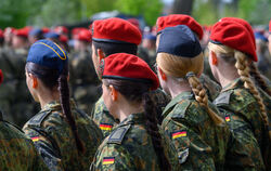 Soldatinnen und Soldaten der Bundeswehr. Während junge Männer früher zum Wehrdienst eingezogen wurden, war und ist er für Frauen