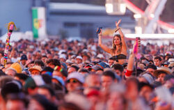 Besucher eines Festivals genießen die Open-Air-Stimmung.