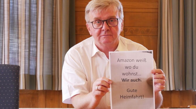 Bad Urachs Bürgermeister Elmar Rebmann mit einer Kopie des anonymen Droh-Flugblatts, das am Dienstagabend nach der Gemeinderatss
