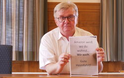 Bad Urachs Bürgermeister Elmar Rebmann mit einer Kopie des anonymen Droh-Flugblatts, das am Dienstagabend nach der Gemeinderatss