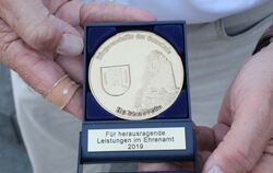 So ähnlich wie die Bürgermedaille der Gemeinde Hohenstein könnte die Engstinger Auszeichnung aussehen.   FOTO: FISCHER