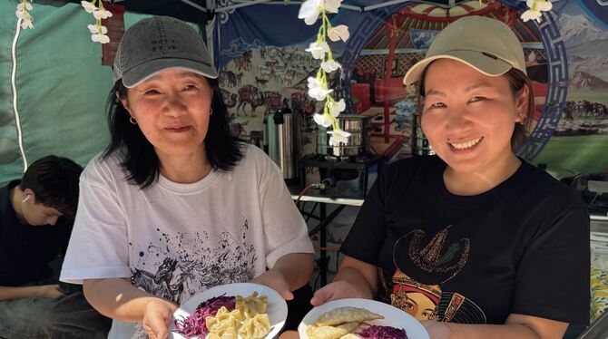 Maultaschen Mongolei Dumplings Festival Metzingen Angebot exotisch Mongolische Maultaschen gab es am vergangenen Wochenende in der Hindenburgstraße beim Maultaschenfäschdival.