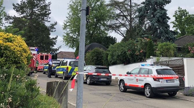 Nach einem tödlichen Arbeitsunfall ist die Unfallstelle in einem Pfullinger Wohngebiet am Freitag weiträumig abgesperrt.
