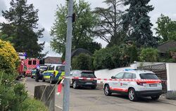 Nach einem tödlichen Arbeitsunfall ist die Unfallstelle in einem Pfullinger Wohngebiet am Freitag weiträumig abgesperrt.