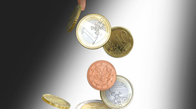 geld,finanzen,euro,zinsen,sparen,münze,business,geschäft,erfolg,schnäppchen,einkaufen,gewinn,arbeit,kaufen,werbung,licht,erfolgr Ein Geldregen wäre gut. Aber da der höchstwahrscheinlich ausbleibt, muss Lichtenstein sparen.