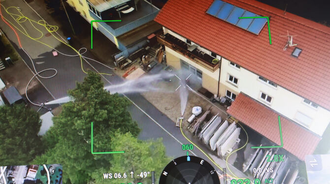 Gasflasche, Holzelfingen, Feuerwehr, Expolisionsgefahr, Acetylen Mit 1.500 Litern Wasser pro Minute aus jeweils zwei Feuerwehrschläuchen, kühlte die Feuerwehr die brennende Gasflasche herunter.