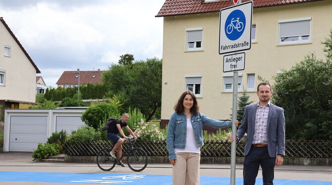 Franziska Peller vom StädtischenTeam Ordnung/Verkehr und der Erste Beigeordnete Manuel Baier übergeben die Bollstraße ihrer Best