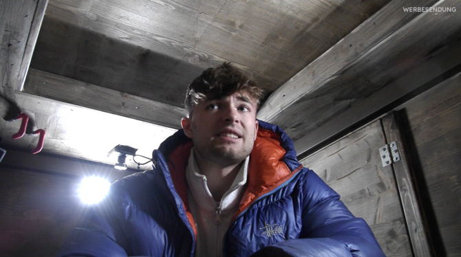 Lewin Jay Wester aka Lewinray kämpft bei »Deep Down« in einer engen Holzkiste mit sich selbst.