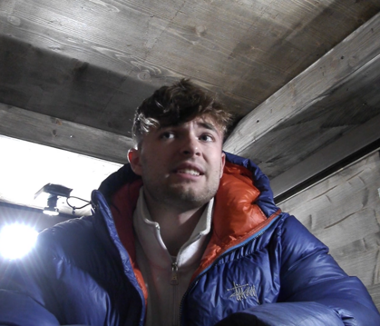 Lewin Jay Wester aka Lewinray kämpft bei "Deep Down" in einer engen Holzkiste mit sich selbst.