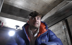 Lewin Jay Wester aka Lewinray kämpft bei "Deep Down" in einer engen Holzkiste mit sich selbst.