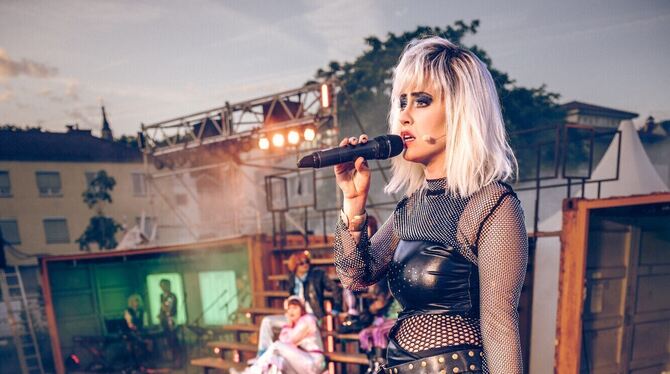 Sex and Drugs and Schlagertraum, Tübinger Sommertheater 2025, LTT, Europaplatz Iggy Pop (Franziska Beyer, liegend) geht mit Rolph Kugel (Gilbert Mieroph) auf Zeitreise. Sie treffen dabei auf Debbie Harry von