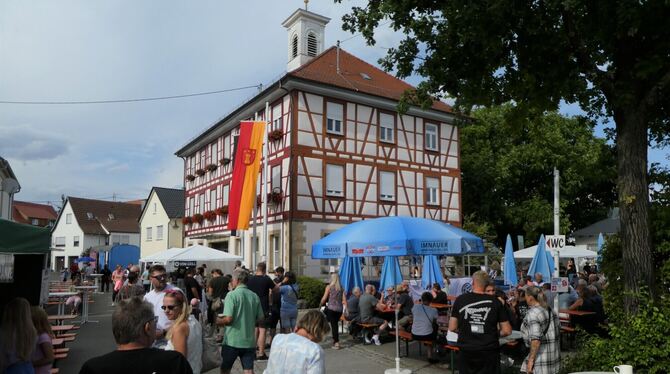 Sickenhausen Das Sickenhäuser Dorffest beim Festbeginn 2023. Auch in diesem Jahr helfen alle Vereine des kleinen Teilorts zusammen, um ein gr