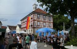 Das Sickenhäuser Dorffest beim Festbeginn 2023. Auch in diesem Jahr helfen alle Vereine des kleinen Teilorts zusammen, um ein gr