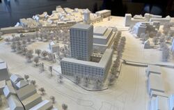 So soll es aussehen: Ein kleines Modell des Hotels im Bürgerpark. Hinter dem 50-Meter-Hotelturm ist die Stadthalle zu sehen, noc