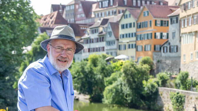 Harald Lesch Harald Lesch wird auf der Straße – hier auf der Neckarbrücke in Tübingen – oft angesprochen. Den Fernseh-Star freut das: "Die B