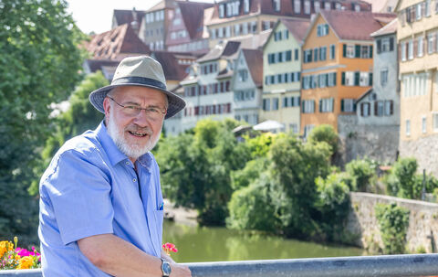 Harald Lesch wird auf der Straße – hier auf der Neckarbrücke in Tübingen –  oft angesprochen. Den Fernseh-Star freut das: »Die B