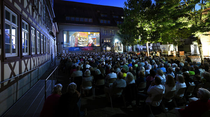 Der vollbesetzte Spitalhof zum Open-Air-Kino-Auftakt im vergangenen Jahr.  FOTO: PIETH
