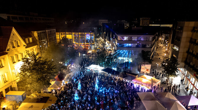 Voller Marktplatz und Lasershow: Der Samstagabend des Sommerfests war ein voller Erfolg.