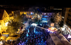 Voller Marktplatz und Lasershow: Der Samstagabend des Sommerfests war ein voller Erfolg. 