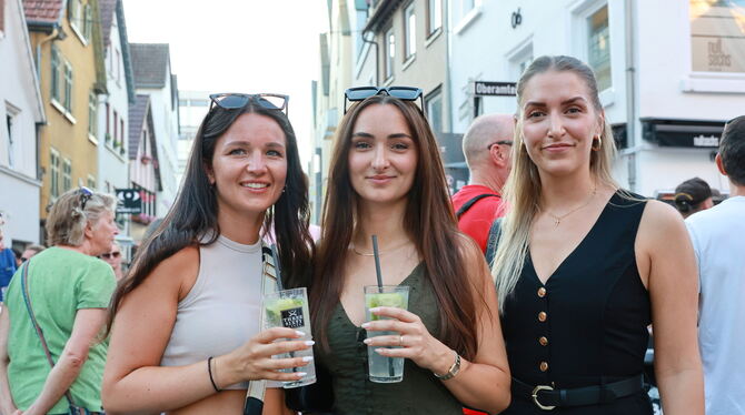 Gute Laune, super Wetter und kühle Drinks: Gäste beim Reutlinger Sommerfest.