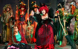 Die fiese Oberhexe triumphiert, die kleine Hexe scheint verloren: Vienna Kunz (links), Julia Kars (rechts).