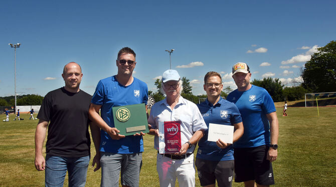 Jubiläum TSV Holzelfingen Freuen sich über die Auszeichnungen von DFB und WFV anlässlich 100 Jahre Fußballabteilung des TSV Holzelfingen (von links): Vors