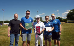 Freuen sich über die Auszeichnungen von DFB und WFV anlässlich 100 Jahre Fußballabteilung des TSV Holzelfingen (von links): Vors