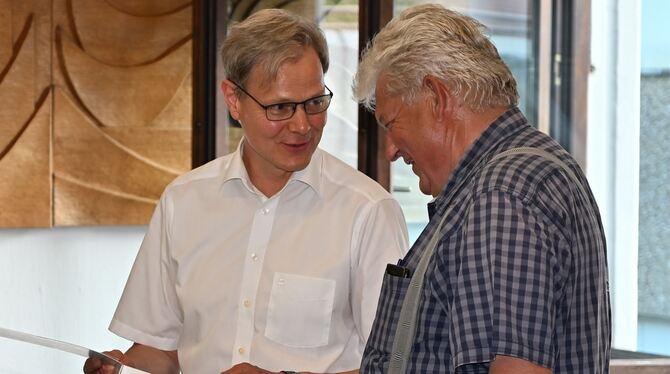 Ehrung Alfons Reiske (rechts) freut sich über die Ehrenstehle des Gemeindetags, die ihm Bürgermeister Peter Nußbaum überreicht.