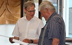Alfons Reiske (rechts) freut sich über die Ehrenstehle des Gemeindetags, die ihm Bürgermeister Peter Nußbaum überreicht.     