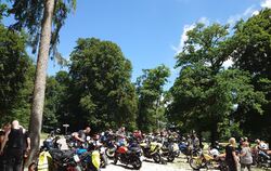 Pause an der Nebelhöhle: 56 Motorräder waren an der Demo für Depressionshilfe beteiligt.
