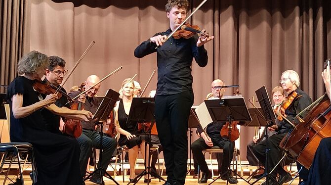 martinskollegium anton tkacz pfullinger hallen jubiläum konzert 50 jahre foto heiko rehmann Virtuos im Paganini-Konzert: Geiger Anton Tkacz mit dem Pfullinger Martinskollegium.