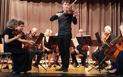 Virtuos im Paganini-Konzert: Geiger Anton Tkacz mit dem Pfullinger Martinskollegium.