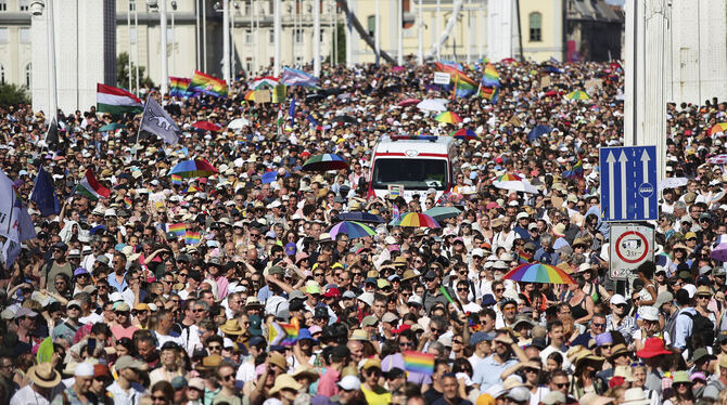 KINA, LGBT, Demonstrationen, Menschenrechte, Polizei, Regierung Auf der Pride-Parade in Budapest wurde es trotz des Verbots richtig voll.