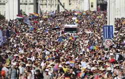 Auf der Pride-Parade in Budapest wurde es trotz des Verbots richtig voll. 