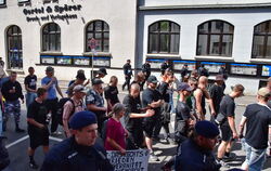 Springerstiefel und Bomberjacken waren gestern, heute tragen junge Rechtsextreme meist Sneaker und Sonnenbrillen. Weniger gefähr