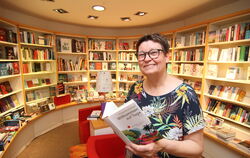 Die Herrin über unzählige kleine Fluchten: Sabine Hunzinger in ihrem Laden, der Buchhandlung am Marktplatz. Der hat sich  - gena