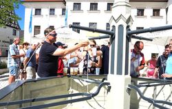 Bürgermeister Andreas Schmidt weiht den restaurierten Stadtbrunnen ein.  FOTO: BUTSCHER