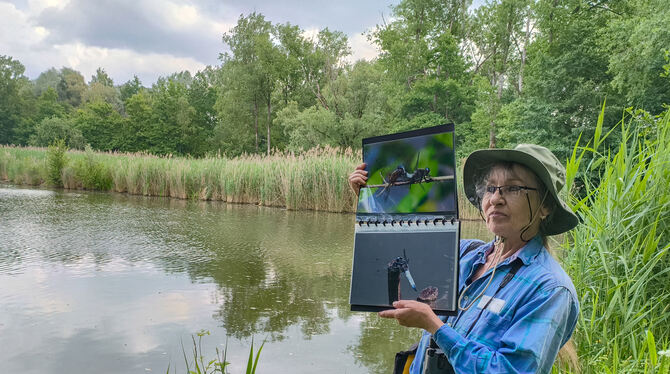 Edelgard Segge-wiße zeigt verschiedene Libellenarten auf Bildern. FOTO: STRAUB Edelgard Segge-wiße zeigt verschiedene Libellenarten auf Bildern. FOTO: STRAUB