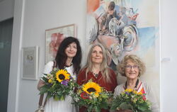 Vernissage in Bad Sebastiansweiler: Henriette Striegler, Annette Jakobi und Livia Schulz-Breznay stellen ihre Werke aus. Letzter