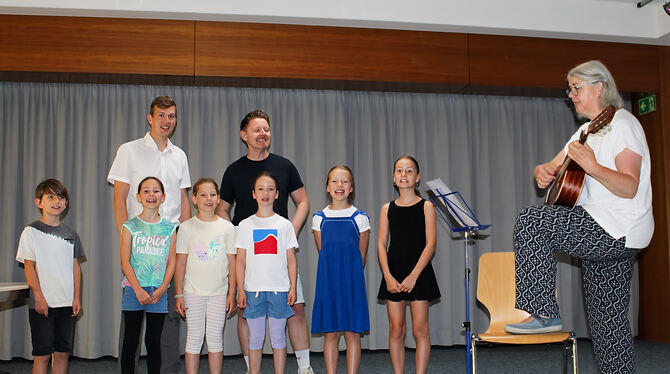 Diese Gruppe von fünf Schülerinnen und einem Schüler sang die offizielle Version der neuen Schulhymne. Geschrieben hatte sie Mar