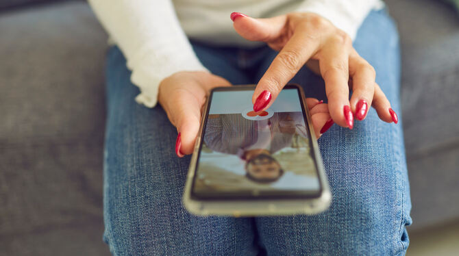 Dating-Apps sollen die Partnersuche vereinfach - stoßen aber häufig auf Skepsis.