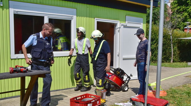 Bürgermeister und Polizei betrachten die verbrannte Thermobox. FOTO: MEYER